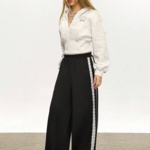 Lace Trim Side Stripe Jogger – กางเกงวอร์มแถบข้างตัดต่อลูกไม้