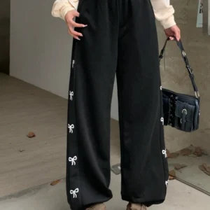 Side Bow Print Straight Jogger – กางเกงวอร์มพิมพ์โบว์ข้างขาตรง