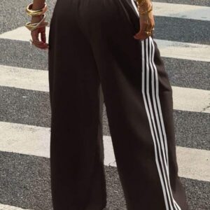 Brown Side Stripe Knit Jogger – กางเกงวอร์มถักลายทางข้างสีน้ำตาล